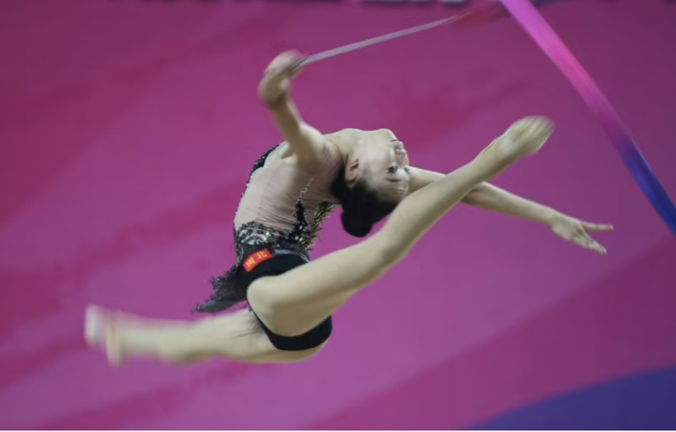 体操球员突破自我，表现堪称完美