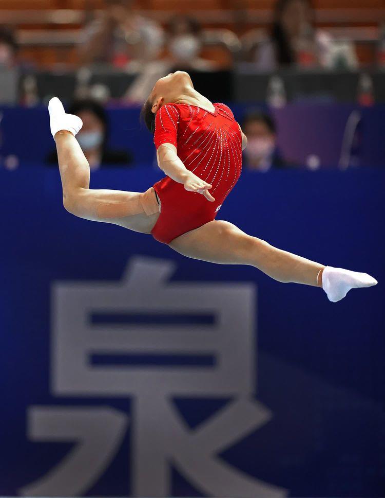 体操球员突破自我，表现堪称完美
