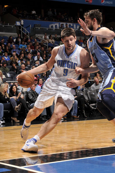 灰熊碾压青岛队，武切维奇关键制胜