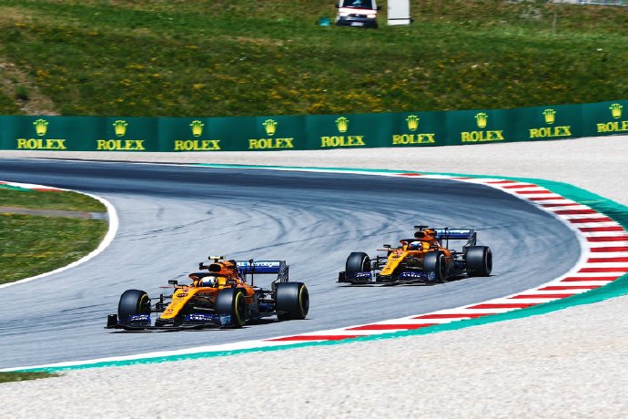 梅赛德斯鏖战迈凯伦,塞恩斯统治全场 梅赛德斯鏖战迈凯伦,塞恩斯统治全场