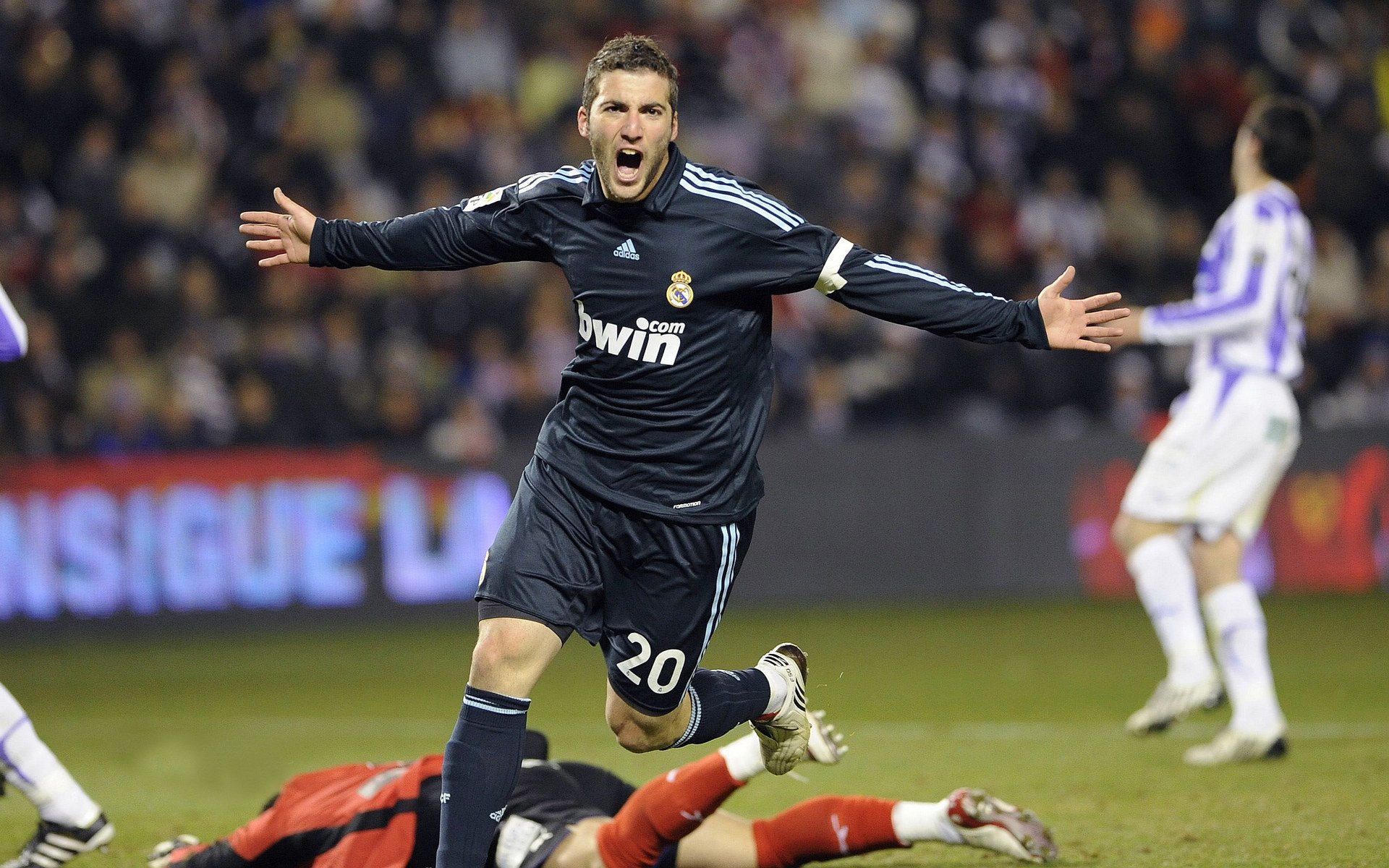 活塞掀翻辽宁，爱德华兹在不可能的任务中正名